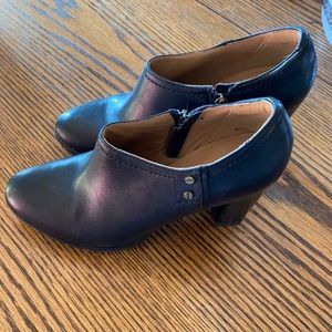 Clarks black leather booties size 8